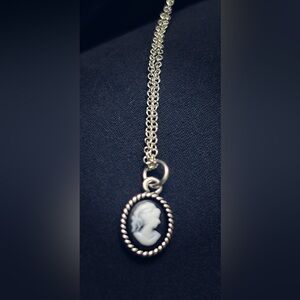 Vintage style cameo pendant necklace - dainty